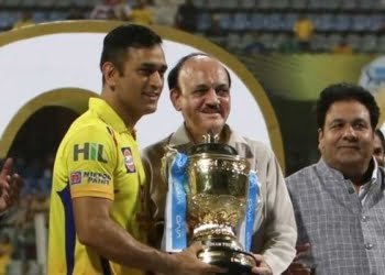 BCCI acting president CK Khanna presents IPL 2018 Trophy to Chennai Super Kings captain MS Dhoni